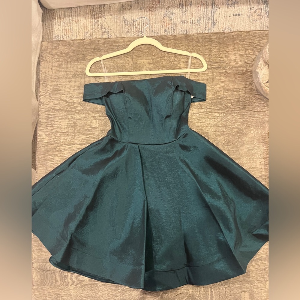 Off-the-Shoulder Emerald Green Party Dress